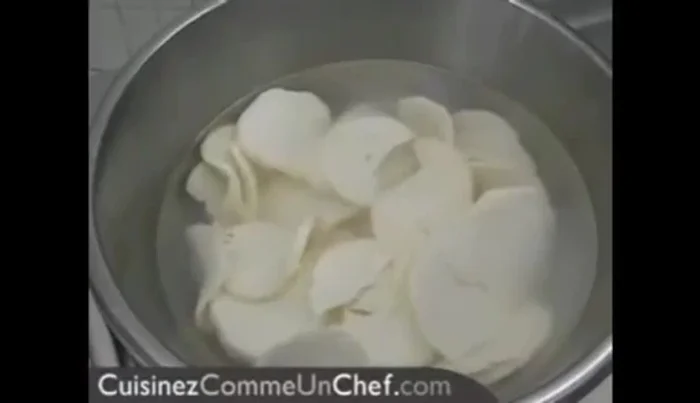 Peler et tailler le manioc en chips. Si préparé la veille, les faire tremper dans l'eau en changeant l'eau régulièrement pour éliminer l'amidon. Frire à 170-180°C pendant 1 à 1,5 minute. Égoutter sur du papier absorbant.
