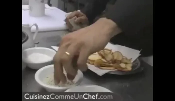 Assaisonner les chips de manioc avec du sel fumé et du sel fin.