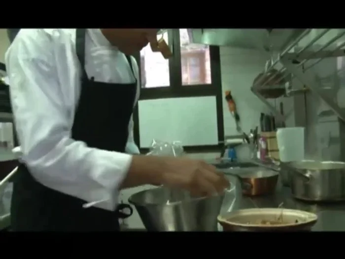 Cuisson du pigeonneau : Fermer la papillote et cuire au four à 160° pendant 25 minutes.