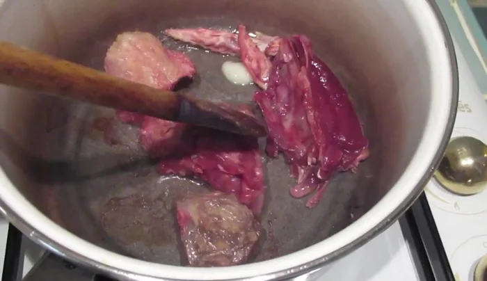 Faire revenir les aromatiques (ail, oignon, carotte, herbes) pour le jus réduit.