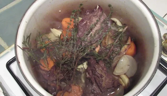Ajouter de l'eau et faire réduire. Une fois l'eau évaporée, ajouter le vin et la crème de cassis. Réduire en frottant le fond de la casserole.