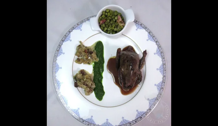 Faire suer les oignons émincés dans de la graisse de canard.