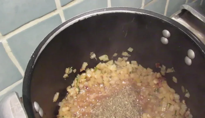 Assaisonner les pigeons avec des herbes de Provence (thym, romarin), sel et poivre.