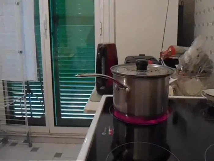 Ajoutez les cervelles dans l'eau bouillante. Couvrez et laissez cuire pendant 5 à 10 minutes (selon la taille des cervelles).