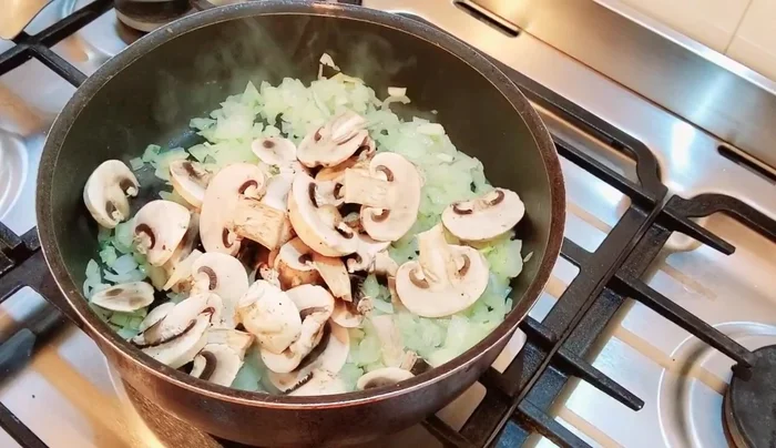 Ajouter les champignons et faire revenir le tout. Assaisonner avec le curry, le gingembre, le poivre et le sel. [102.77]