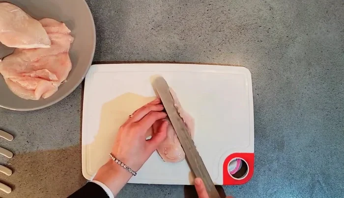 Escaloper les blancs de poulet et les assaisonner avec le même mélange d'épices. [139.89]