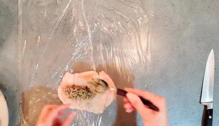 Former les ballotines en roulant le poulet et en serrant bien. [166.73]