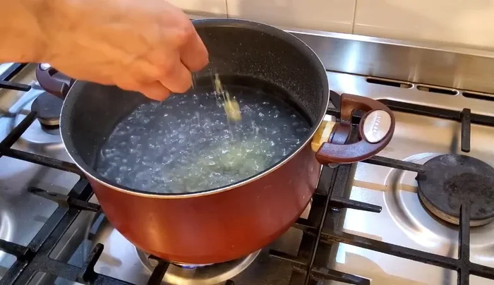 Faire bouillir de l'eau dans une marmite avec du bouillon de volaille. [212.04]