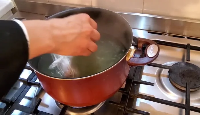 Cuire les ballotines à l'eau bouillante pendant 20 minutes. [225.23]