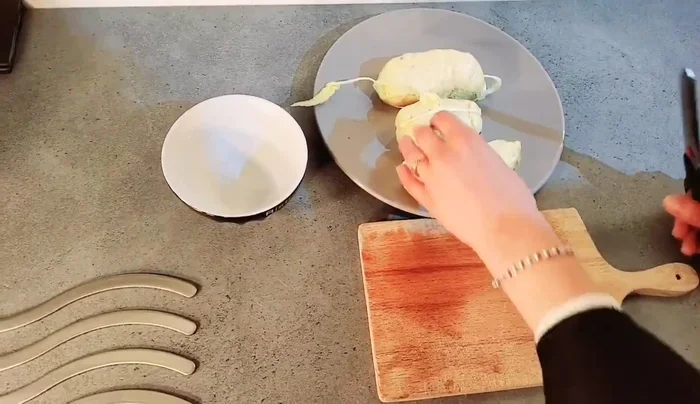 Laisser refroidir légèrement les ballotines. [232.909]