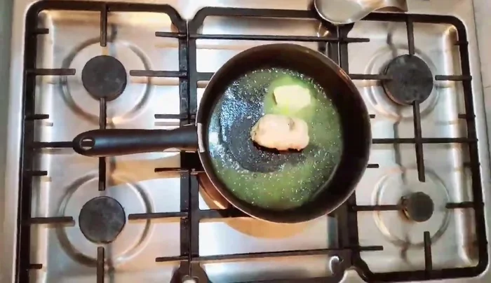 Faire dorer les ballotines dans une poêle avec de l'huile d'olive et du beurre. [237.78]