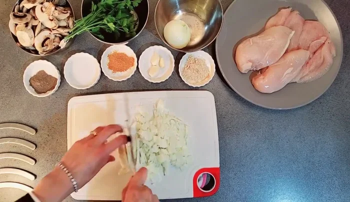 Ciseler les oignons, l'ail et le persil. [42.789]