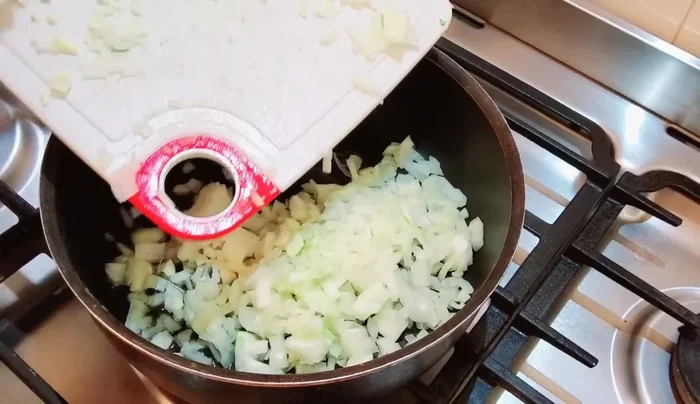 Faire chauffer une poêle avec de l'huile d'olive. Y faire revenir les oignons jusqu'à ce qu'ils soient translucides. [64.699]