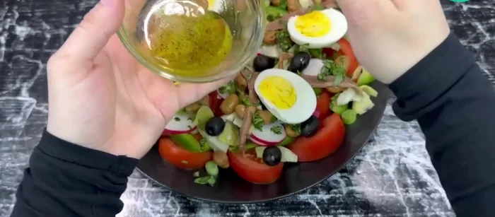 Couper le demi-poivron vert en fines lanières.