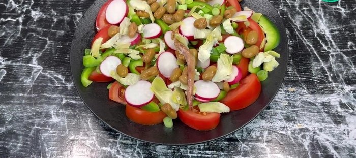 Ajouter les filets d'anchois autour de l'assiette.