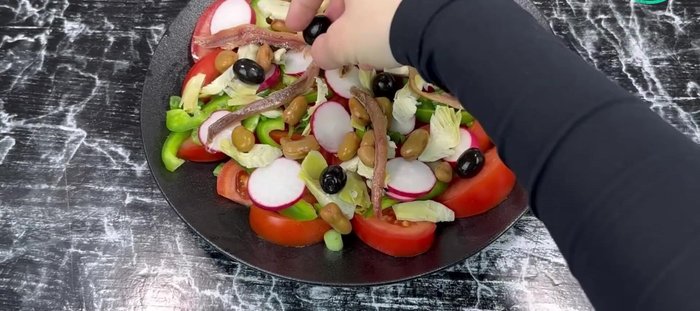 Ajouter les olives noires.