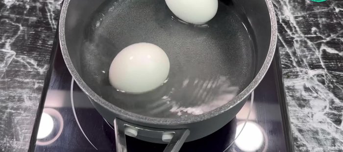 Couper les œufs durs en deux et les disposer sur l'assiette.