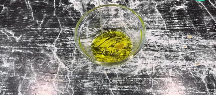 Mélanger de l'huile d'olive, du sel, du poivre et des herbes de Provence (optionnel).