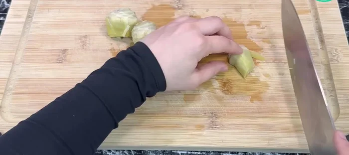 Couper les artichauts en lanières.
