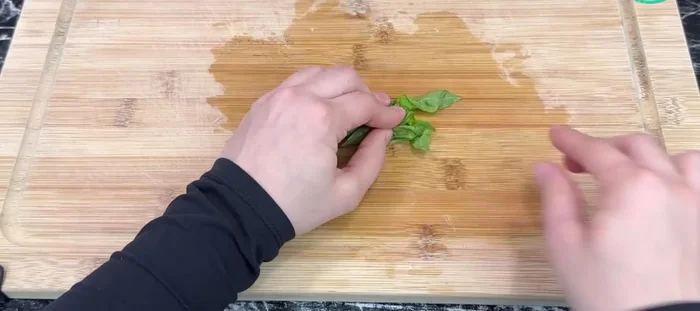 Hacher finement les feuilles de basilic frais.