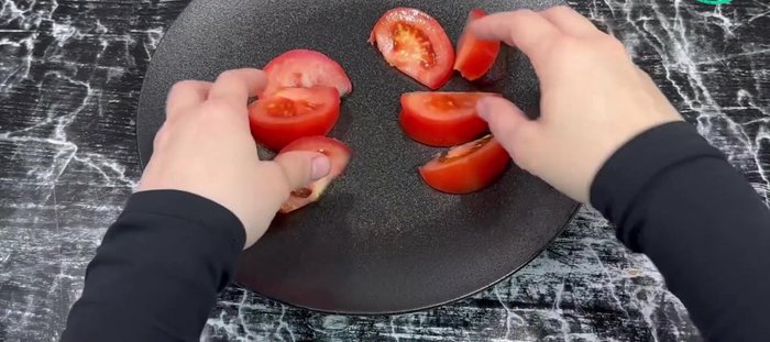 Déposer les tomates dans le fond de l'assiette.