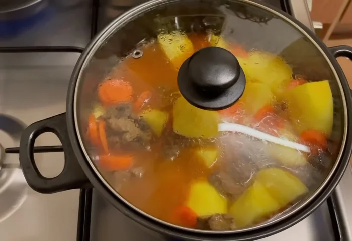 Laisser mijoter jusqu'à ce que les pommes de terre soient tendres.