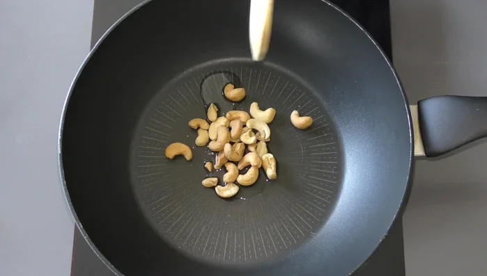 Faire dorer les noix de cajou dans une casserole à feu moyen avec une cuillère à soupe d'huile pendant environ 3 minutes. Retirer du feu et réserver. (158.72)