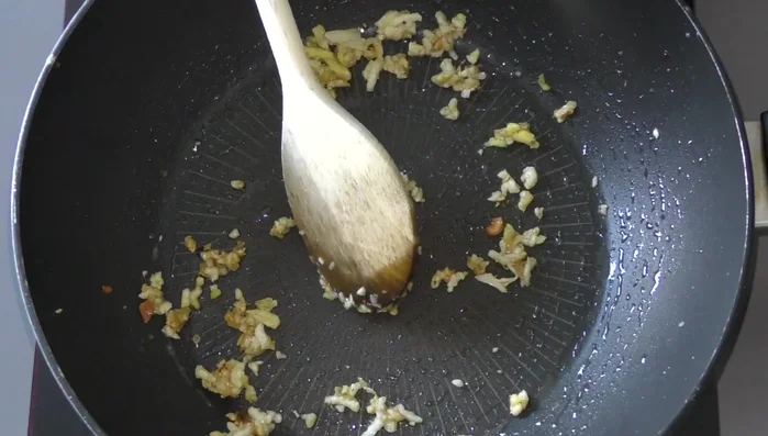 Ajouter les carottes, les champignons et faire cuire quelques minutes. (216.739)