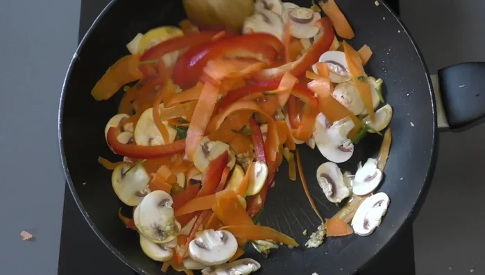 Ajouter le poivron et les tiges de coriandre. Faire cuire jusqu'à ce que les légumes soient fondants mais encore légèrement croquants. (255.54)