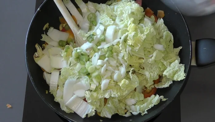 Ajouter le chou chinois et les oignons nouveaux émincés aux légumes. Faire cuire 1 à 2 minutes. (277.68)