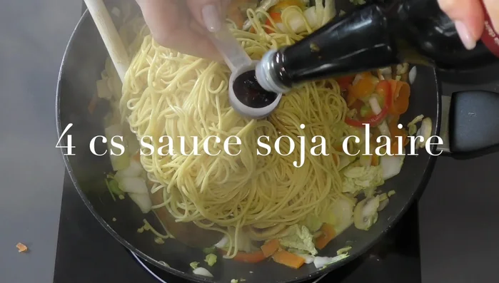 Ajouter les nouilles cuites et la sauce soja. Mélanger. (321.54)