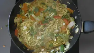 Nouilles sautées chinoises aux noix de cajou : Recette facile du Nouvel An