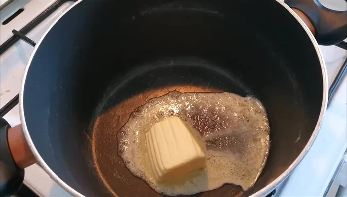 Pendant la cuisson de la langue, préparer la sauce : faire fondre le beurre, ajouter la farine et faire un roux brun.