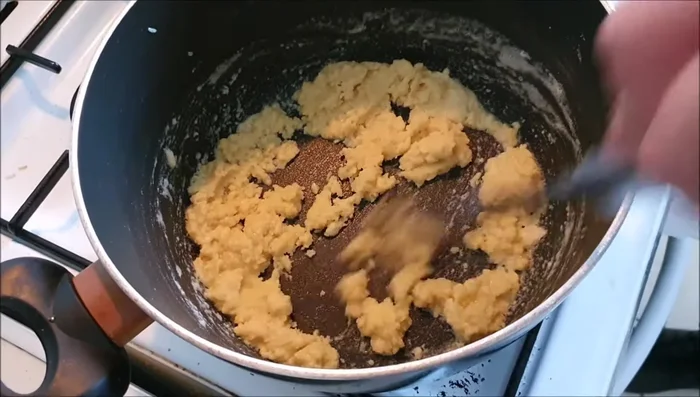 Une fois le roux brun obtenu, ajouter progressivement le jus de cuisson de la langue.
