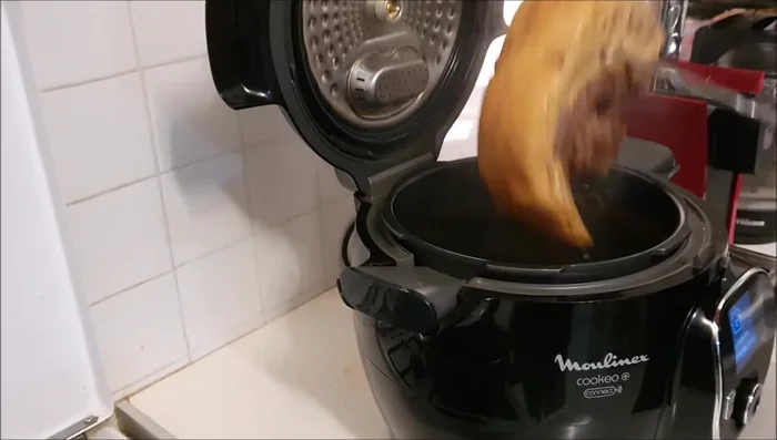 Éplucher la langue de bœuf une fois cuite et refroidie.