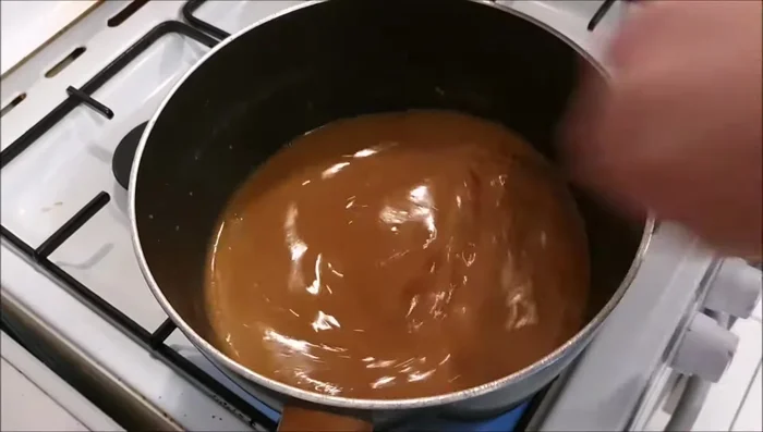 Ajouter les bouillons de bœuf, la moutarde, le vinaigre, le sel et le poivre.