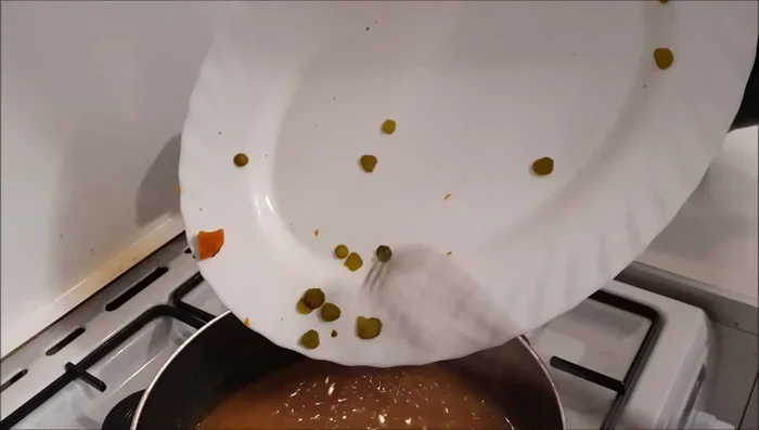 Ajouter les carottes, les cornichons et la langue coupée à la sauce.