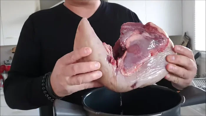 Rincer la langue de bœuf sous l'eau.