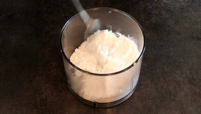 Préparation du moelleux à la pistache : Mélanger au mixeur le sucre glace, la poudre d'amandes, la poudre de pistaches, la fécule de pomme de terre, la pâte de pistache, 80g de blancs d’œufs et le jaune d’œuf. Monter les 80g de blancs restants en neige ferme avec le sucre et le sel. Incorporer délicatement un tiers des blancs à la pâte à la pistache, puis le reste. Ajouter le beurre fondu refroidi.