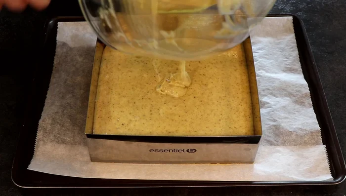 Verser la pâte à la pistache sur le biscuit sablé refroidi. Cuire à 100-110°C pendant 20 à 25 minutes.