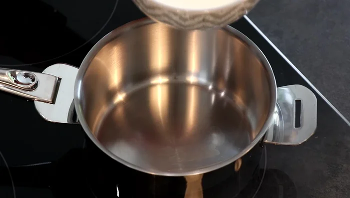 Préparation de la crème au chocolat blanc et pistache : Faire fondre le chocolat blanc et la pâte de pistache au bain-marie. Porter la crème liquide à ébullition, puis la verser sur le mélange chocolat/pistache. Mélanger avec une maryse. Mixer jusqu'à obtenir une texture homogène. Réserver au frais minimum 6 heures (idéalement une nuit).