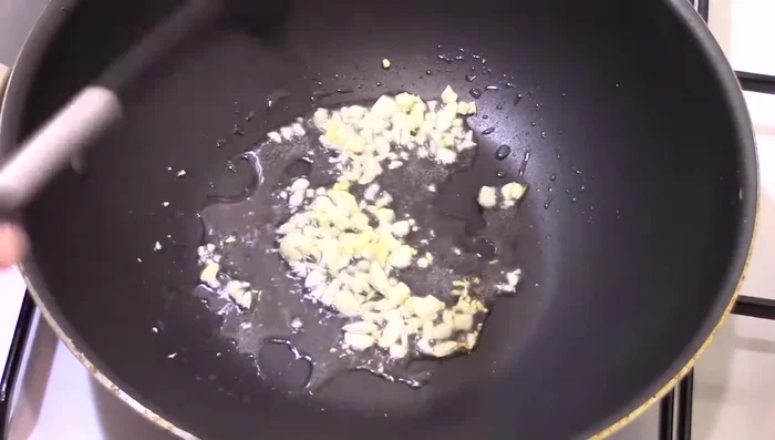 Ajouter le brocoli dans la poêle chaude. Faire sauter pendant 20 secondes.