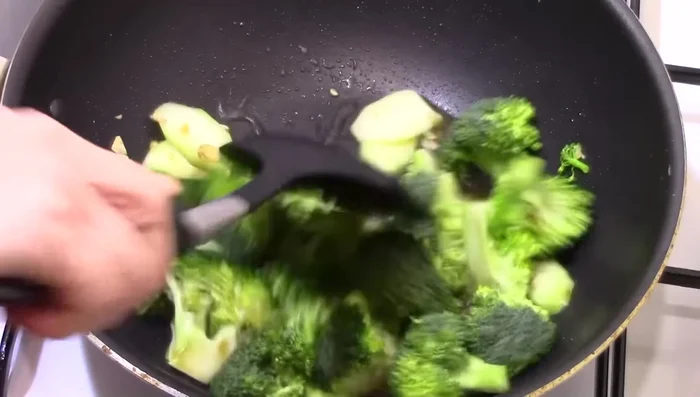 Couvrir la poêle et laisser cuire pendant 2 minutes, en remuant de temps en temps, jusqu'à ce que le brocoli soit légèrement croquant.
