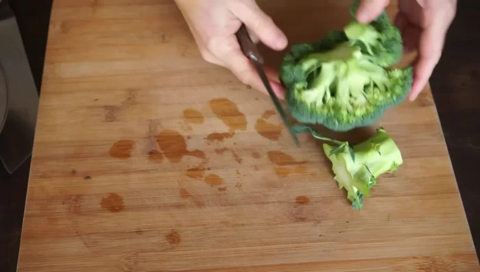 Couper le brocoli en morceaux. Éplucher le pied du brocoli, retirer la partie dure et couper le reste en tranches.
