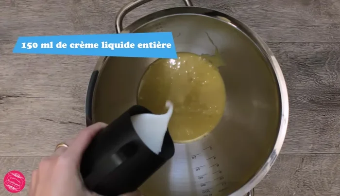 Pour une ganache montée (plus légère et aérienne) : Verser la ganache froide dans la cuve du robot pâtissier.