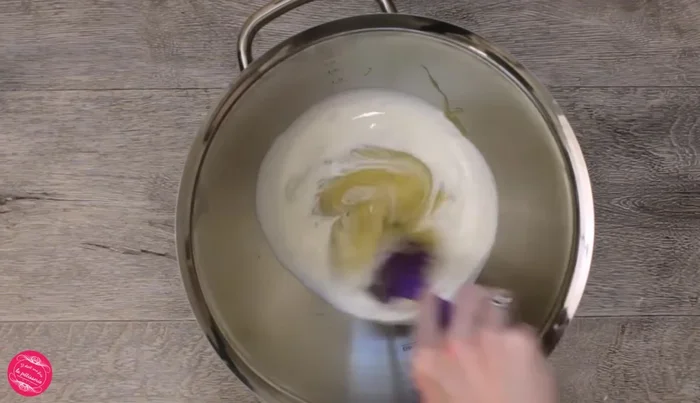 Ajouter 50ml de crème liquide entière bien froide.