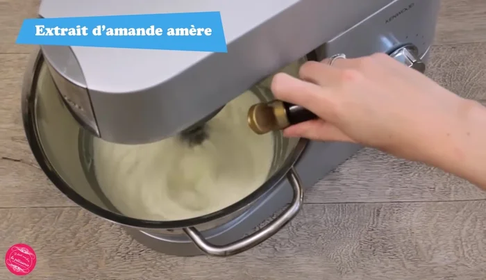 Ajouter quelques gouttes d'extrait d'amande amère et/ou du colorant vert (optionnel).