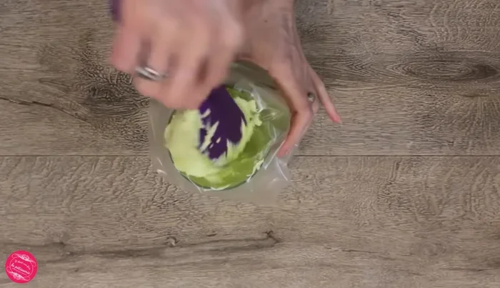 Pour garnir des macarons, utiliser une poche à douille.