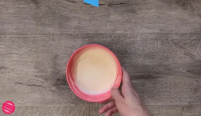 Faire fondre 150g de chocolat blanc.