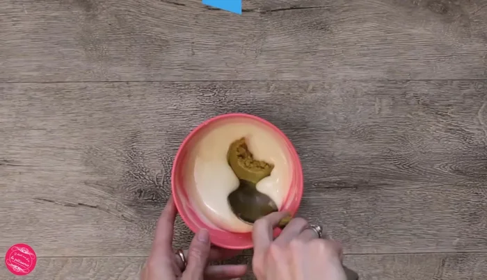 Ajouter une cuillère à soupe de pâte de pistache au chocolat fondu.